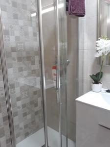 um chuveiro com uma porta de vidro na casa de banho em La casa de Mat em Cádiz