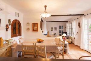 a kitchen and dining room with a table and chairs at Duna in Playa de Muro