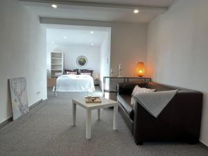 a living room with a couch and a bed at Idyllisches Ferienhäuschen Rendsburg in Rendsburg