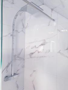 e bagno con doccia e pareti in marmo bianco. di - 3 - Bel appart,T2- Charmant et Moderne 50m2 a Sélestat