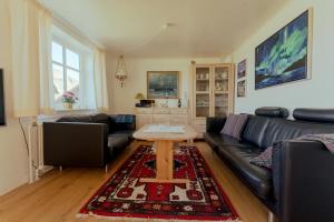 Seating area sa Lovely 4-BR house / Sea view / Nature