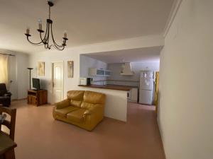 Il comprend un salon avec un canapé et une cuisine. dans l'établissement Apartamento MP10, à San Luis de Sabinillas