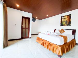 Un pat sau paturi într-o cameră la The Bali Menjangan Boutique Villas & Dive Center
