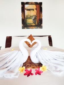 Un pat sau paturi într-o cameră la The Bali Menjangan Boutique Villas & Dive Center