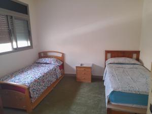 una camera con due letti e una finestra di Appartement ennasr49 a Khenifra