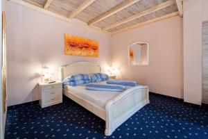 Llit o llits en una habitació de Borgo dei Poeti Romantik Hotel