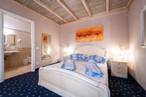 Postel nebo postele na pokoji v ubytování Borgo dei Poeti Romantik Hotel + 37 fotografií
