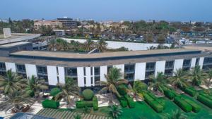 - une vue aérienne sur un bâtiment avec des palmiers dans l'établissement Radisson Blu Hotel, Dakar Sea Plaza, à Dakar