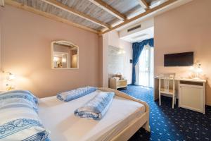 Llit o llits en una habitació de Borgo dei Poeti Romantik Hotel