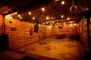 une pièce vide avec des lumières et un mur en briques dans l'établissement Ranczo u Loni, 