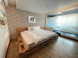 Postel nebo postele na pokoji v ubytování Love River Inn 愛河日央