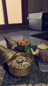 uma mesa com duas bandejas de comida numa mesa em Bel appartement ,uniquement pour les familles em Meknès