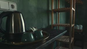 Utensilios para hacer té y café en Hostal Esfigueral