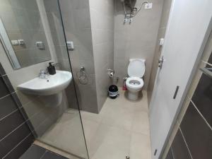 une salle de bain avec toilettes, lavabo et douche dans l'établissement Ground Floor Studio - G Cribs -Elgouna, à Hurghada 4 autres photos