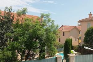 a backyard with a fence and a swimming pool at Claelle Appartment - 200m beach in Mandelieu-La Napoule