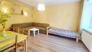 uma sala de estar com um sofá e uma mesa em Trendy Old Town Area - Paupys Nature Treat Apartment em Vilnius