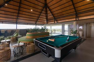 een pooltafel in een kamer met een tafel bij Sarang Comfort in Canggu