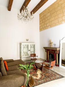 uma sala de estar com um sofá e uma mesa em L'Artist Casa Micallef em Valletta