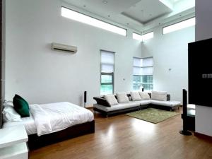 Teluk Cempedak Seventh Haven في كُوانتان: غرفة معيشة مع سرير وأريكة