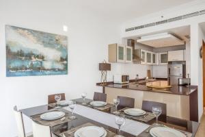 Kuchyň nebo kuchyňský kout v ubytování VayK - Modern Four Bedroom with Sea View in Dubai Marina
