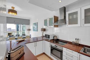 Kuchyňa alebo kuchynka v ubytovaní VayK - Modern Four Bedroom with Sea View in Dubai Marina