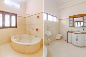 アラハバードにあるFabHotel Raka Innのバスルーム(バスタブ、トイレ付)の写真2枚