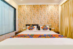 Un dormitorio con una cama grande y una ventana. en Via Golden Wings, en Udaipur