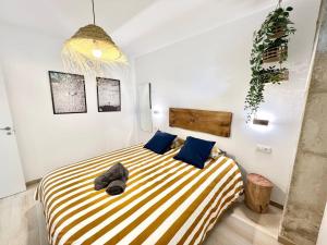- une chambre avec un grand lit et des oreillers bleus dans l'établissement Erisa IB Carihuela - Torremolinos, à Torremolinos