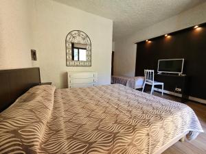 1 dormitorio con 1 cama grande y TV en Le Marina en Porto Ota