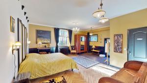 una camera da letto con un letto e una scrivania di Château de Saint-Clair a Étretat Altre 76 foto