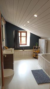 łazienka z wanną, toaletą i umywalką w obiekcie Gite : Le vi colombage de Petites-Tailles w mieście Vielsalm