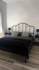 Una cama negra con dos almohadas en un dormitorio en LAS MESAS HOUSE Ocean Escape, en San Miguel de Abona