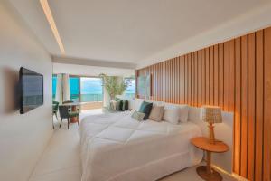 HY Apartments & Hotels في ريسيفي: غرفة نوم بسريرين وتلفزيون فيها