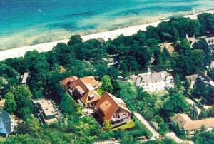 an aerial view of a house next to the beach at Appartementhaus Christiansen in Timmendorfer Strand