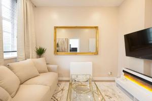 a living room with a couch and a mirror at Beautifully Decorated & Central 2bed Apartment (C) in Brighton & Hove
