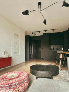 ein Wohnzimmer mit einem Sofa und einem Tisch in der Unterkunft Art House in Danzig