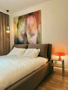 Schlafzimmer mit einem Bett mit Wandgemälde in der Unterkunft Art House in Danzig