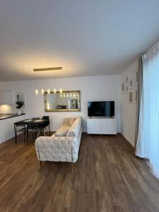 salon z kanapą i stołem w obiekcie Moderne Wohnung mit 4 Betten w mieście Bochum