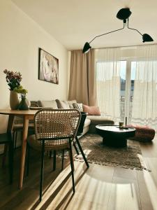 ein Wohnzimmer mit einem Tisch und einem Sofa in der Unterkunft Art House in Danzig
