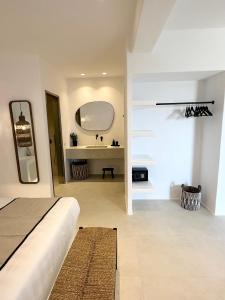 Gallery image of Quattro Venti Suites Mykonos in Tourlos +70 photos
