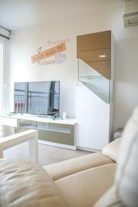 Myflats Premium Costa Blanca في أليكانتي: غرفة معيشة مع أريكة ومكتب