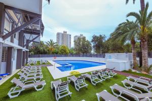 patio z leżakami i basenem w obiekcie Myflats Premium Costa Blanca w Alicante