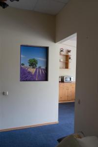 una cocina con una foto de un árbol en la pared en Riga Unimars Hotel, en Riga