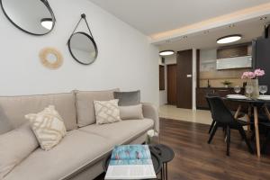 Posedenie v ubytovaní Family Apartment near PGE Narodowy by Noclegi Renters