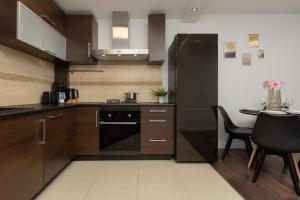 Kuchyňa alebo kuchynka v ubytovaní Family Apartment near PGE Narodowy by Noclegi Renters