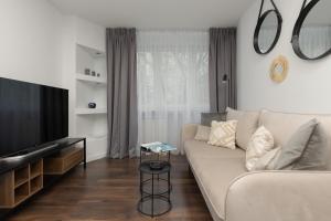 Televízia a/alebo spoločenská miestnosť v ubytovaní Family Apartment near PGE Narodowy by Noclegi Renters