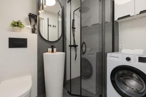 Kúpeľňa v ubytovaní Family Apartment near PGE Narodowy by Noclegi Renters + 11 fotografií