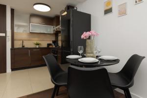 Kuchyňa alebo kuchynka v ubytovaní Family Apartment near PGE Narodowy by Noclegi Renters