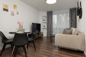 Televízia a/alebo spoločenská miestnosť v ubytovaní Family Apartment near PGE Narodowy by Noclegi Renters