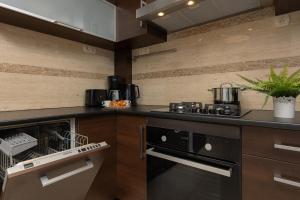 Kuchyňa alebo kuchynka v ubytovaní Family Apartment near PGE Narodowy by Noclegi Renters